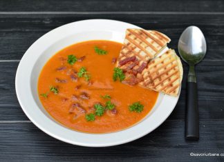 Supă cremă de morcovi cu ardei copți și usturoi Supă cremă de morcovi cu ardei copți și usturoi reteta savori urbane