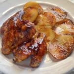Aripioare la cuptor cu cartofi aurii – aripi de pui glazurate cu sos barbecue de casă