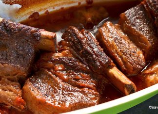 Coaste de vită la cuptor cu usturoi și sos de vin – rețeta de short ribs Coaste de vită la cuptor cu usturoi și vin - rețeta de short ribs savori urbane gordon ramsay