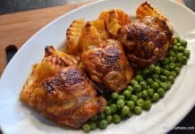 Pulpe superioare de pui la cuptor cu garnitură de cartofi copți și mazăre Pulpe superioare de pui la cuptor cu garnitură de cartofi copți și mazăre reteta savori urbane