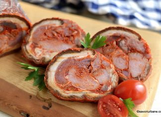 Ruladă din ciolan afumat cu usturoi și boia rețeta de șuncă din ciolan fiert în zeamă de varză ciolan presat cu paprika boia si usturoi reteta savori