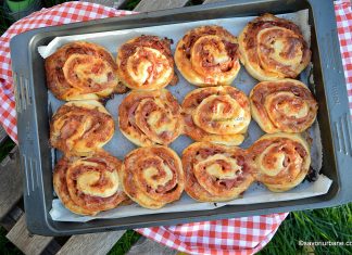 Pizza melcișori cu șuncă, brânză și sos aromat de roșii Pizza melcișori cu șuncă, brânză și sos aromat retetea savori urbane