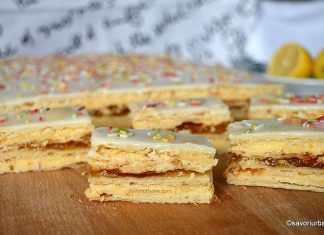 Prăjitură cu foi și cremă de lămâie, gem de caise și glazură simplă Prăjitură cu foi și cremă de lămâie, gem de caise și glazură simplă savori urbane