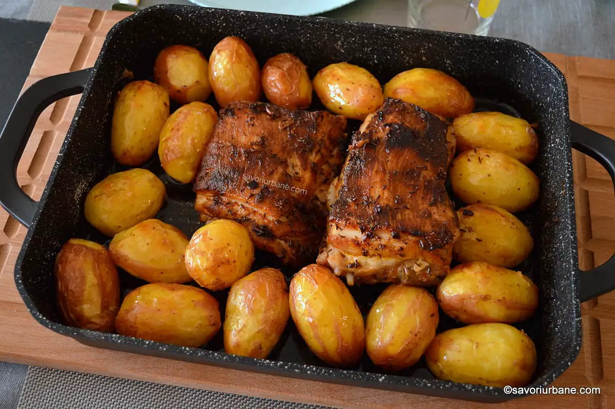 coaste de porc coapte lent cu cartofi si sos gustos