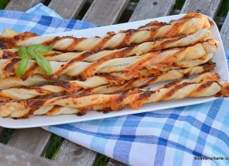 Spirale pufoase cu umplutură de pizza – batoane sau sărățele cu brânză și sos de roșii saratele pizza cu aluat pufos sunca branza si sos de rosii