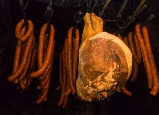 Afumarea cărnii și a cârnaților. Cum se construiește o afumătoare și cum se afumă mezelurile de casă? Afumarea cărnii și a cârnaților. Cum se construiește o afumătoare și cum se afumă mezelurile de casă savori urbane