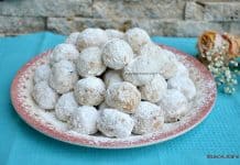 Bulgărași cu nucă și fructe confiate – rețeta de fursecuri simple și fragede Bulgări de zăpadă rețeta de fursecuri fragede cu nucă și fructe confiate savori urbane