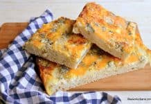 Focaccia cu brânză și smântână rețeta de plăcintă pufoasă la cuptor Focaccia cu brânză și smântână rețeta de plăcintă pufoasă la cuptor savori urbane 1