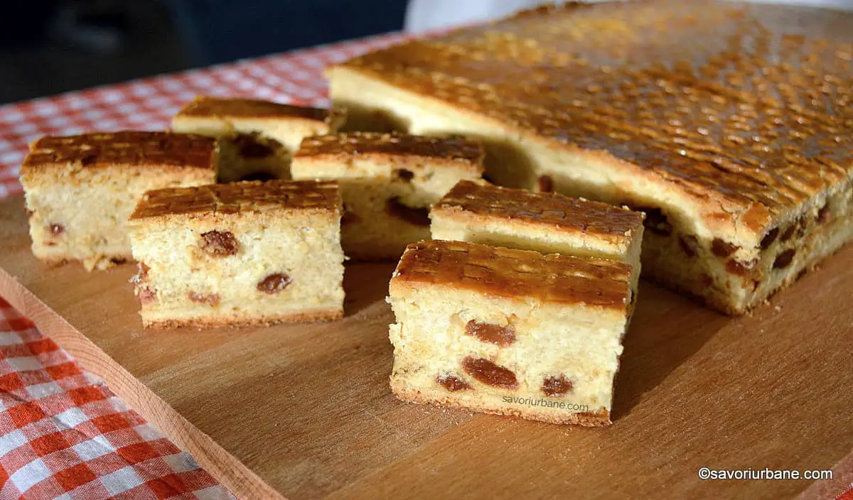 Prăjitură cu brânză dulce, stafide și aluat fraged cu unt sau untură reteta savori urbane