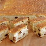 Prăjitură cu brânză dulce, stafide și aluat fraged cu unt sau untură