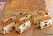 Prăjitură cu brânză dulce, stafide și aluat fraged cu unt sau untură cea mai buna prajitura cu branza dulce de vaci stafide si aluat fraged cu untura sau unt