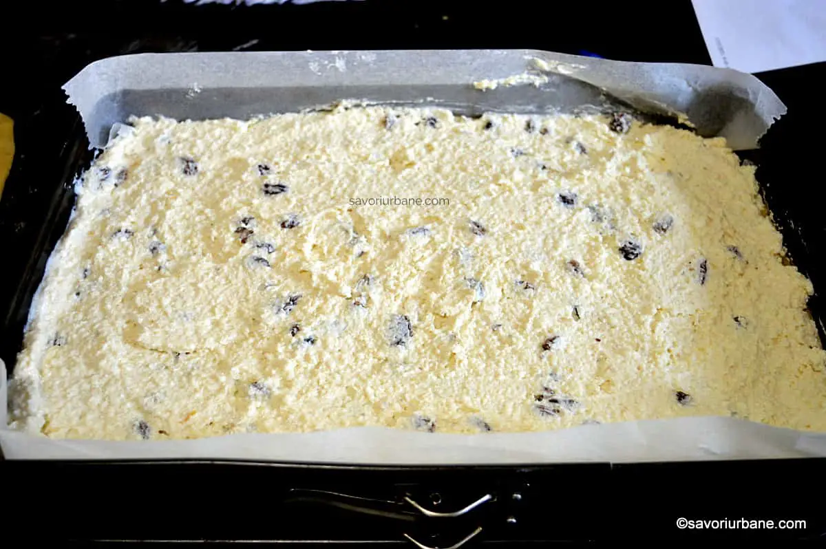 umplere prajitura cu branza de vaci dulce cu stafide coaja de lamaie vanilie si albusuri batute spuma (2)