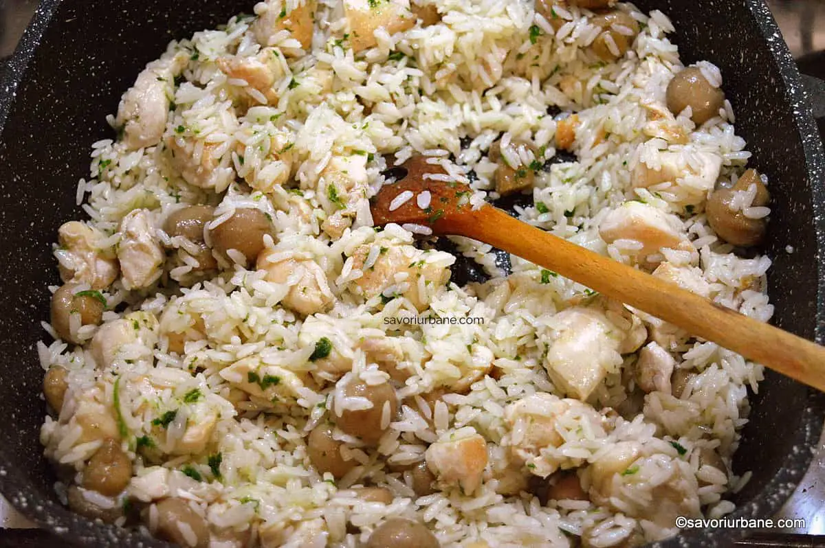 cum se face reteta piept de pui cu orez si ciuperci din conserva (6)