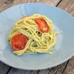 Paste cu avocado – spaghetti cu sos cremos cu usturoi și parmezan