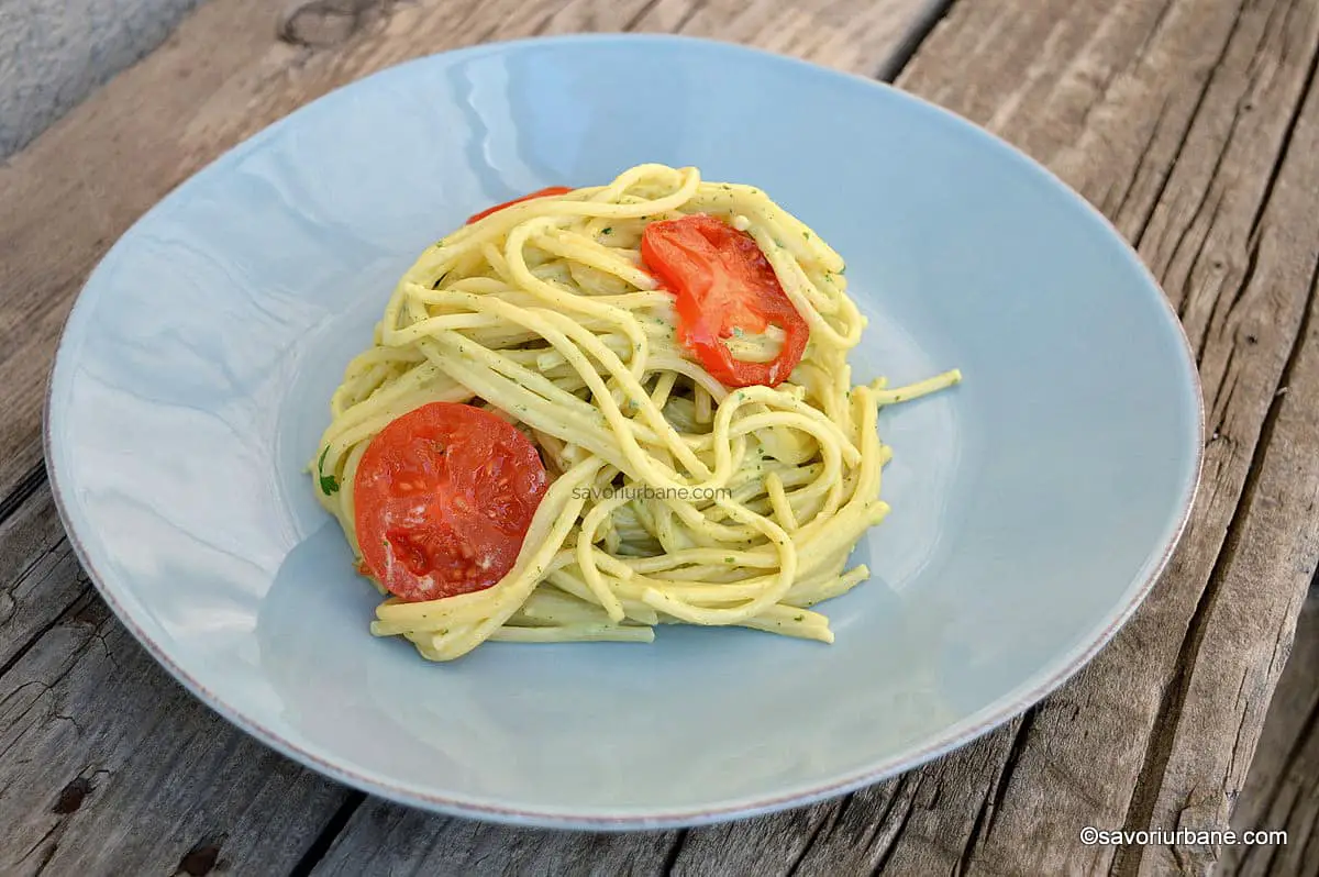 Paste cu avocado - spaghetti cu sos cremos cu usturoi și parmezan savori urbane
