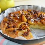 Prăjitură cu mere la tigaie (fără cuptor) – răsturnată cu mere caramelizate