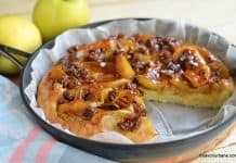 Prăjitură cu mere la tigaie (fără cuptor) – răsturnată cu mere caramelizate Prăjitură cu mere la tigaie - răsturnată cu mere caramelizate (fără cuptor)