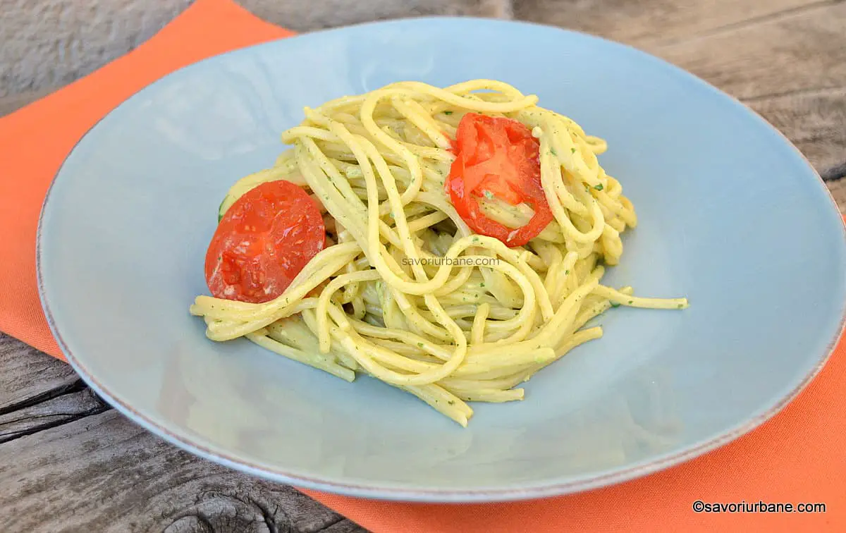 spaghete cu sos cremos de avocado cu branza si usturoi