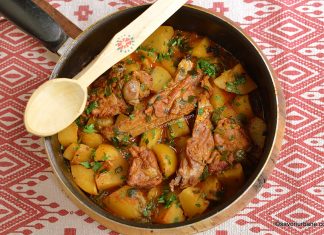 Tocăniță de miel sau de berbecuț cu ceapă și usturoi verde, cartofi sau mămăliguță Tocăniță de miel sau de berbecuț cu cartofi sau mămăliguță reteta de tocana savori urbane