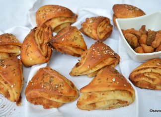 Trigoane cu pastă de jumări și ceapă – rețeta de pogăcele triunghiulare Trigoane cu pastă de jumări și ceapă rețeta de pogăcele triunghiulare savori urbane