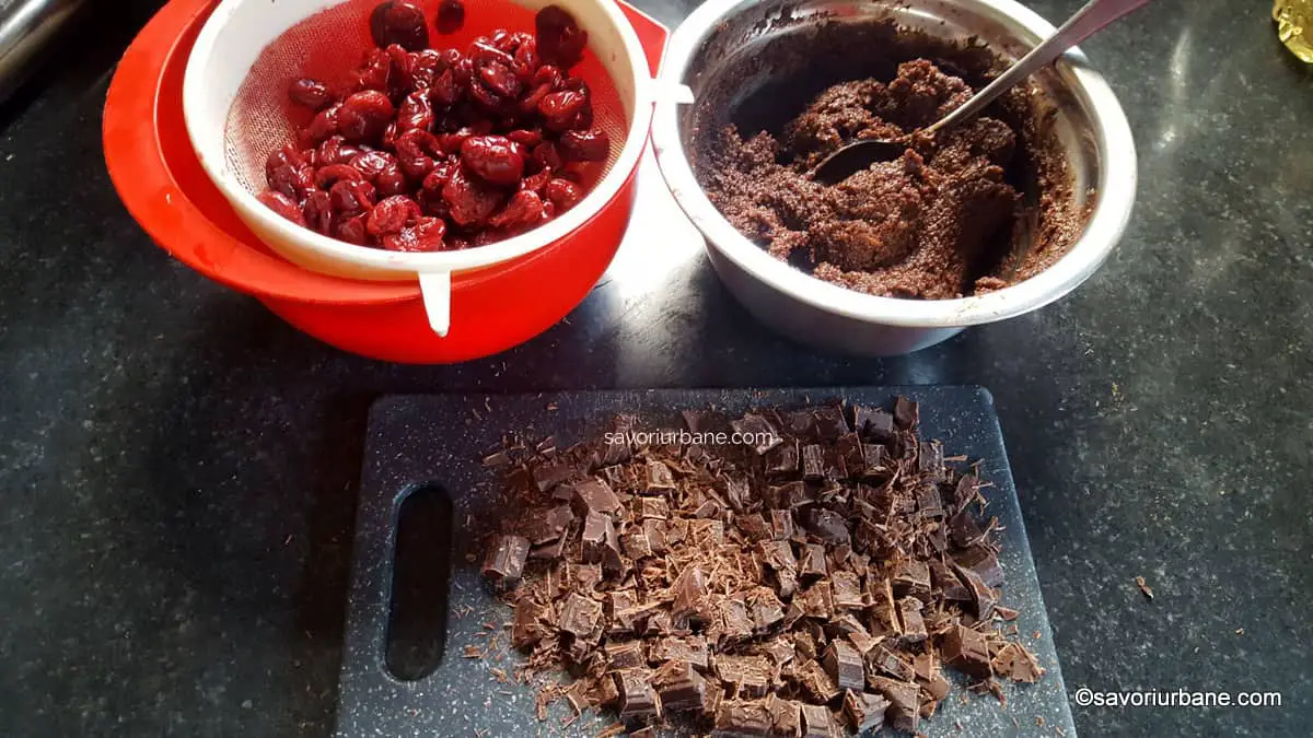 ingrediente umplutura cozonac insiropat cu visinata si umpluta cu ciocolata nuca visine