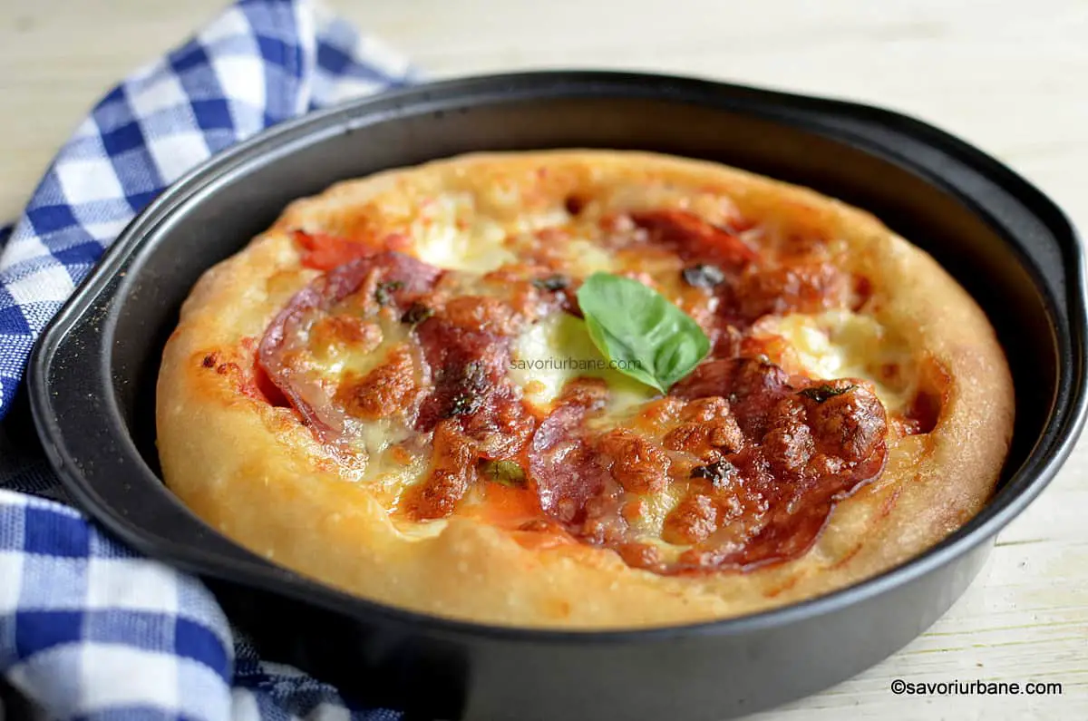 reteta pizza salam italian cu mozzarella si busuioc