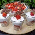 Cheesecake fără coacere cu căpșuni – desert dietetic rapid la pahar sau la borcan