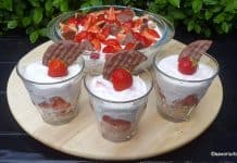 Cheesecake fără coacere cu căpșuni – desert dietetic rapid la pahar sau la borcan Cheesecake fără coacere cu căpșuni - desert rapid la pahar sau la borcan savori urbane