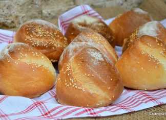 Chifle țuguiate – rețeta de pâinici conice înfășurate tip turban Chifle țuguiate - rețeta de pâinici conice înfășurate savori urbane