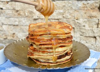 Clătite grecești cu iaurt și miere – teganites foarte pufoase și gustoase Clătite grecești cu iaurt și miere - foarte pufoase și gustoase savori urbane