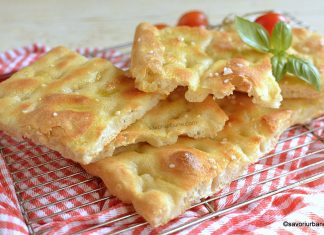 Focaccia simplă cu sare și ulei de măsline – alla genovese Focaccia simplă cu sare și ulei de măsline - alla genovese reteta savori urbane