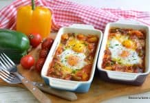 Ouă în sos de roșii cu ardei copți sau uova alla piemontese – la cuptor Ouă în sos de roșii cu ardei copți sau uova alla piemontese - la cuptor reteta oua piemonteze savori urbane