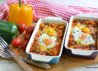 Ouă în sos de roșii cu ardei copți sau uova alla piemontese – la cuptor Ouă în sos de roșii cu ardei copți sau uova alla piemontese - la cuptor reteta oua piemonteze savori urbane