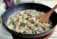 Piept de pui cu sos cremos de ciuperci cu smântână, usturoi și parmezan Piept de pui cu sos cremos de ciuperci cu smântână, usturoi și parmezan la tigaie reteta savori urbane