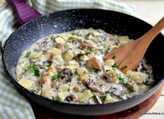 Piept de pui cu sos cremos de ciuperci cu smântână, usturoi și parmezan Piept de pui cu sos cremos de ciuperci cu smântână, usturoi și parmezan la tigaie reteta savori urbane