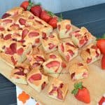 Prăjitură simplă cu căpșuni rețeta de pandișpan pufos plin de căpșune
