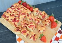 Prăjitură simplă cu căpșuni rețeta VIDEO de pandișpan pufos plin de căpșune Prăjitură simplă cu căpșuni - foarte pufoasă și plină de căpșune reteta SAvori urbane