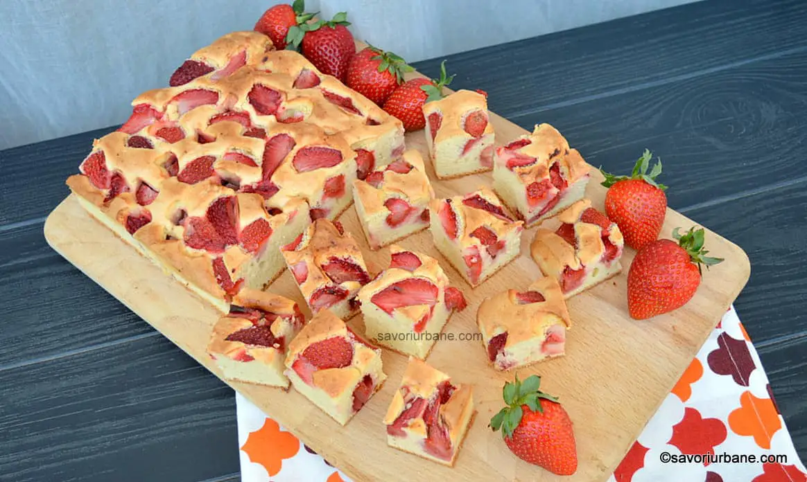 Prăjitură simplă cu căpșuni rețeta de pandișpan pufos plin de căpșune SAvori urbane