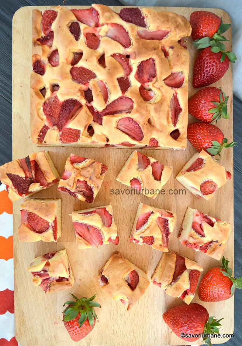 Prăjitură simplă cu căpșuni - foarte pufoasă și plină de fructe