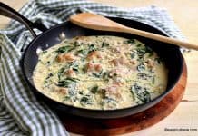 Pui florentin cu spanac, smântână, usturoi și parmezan – la tigaie Pui florentin cu spanac, smântână și usturoi - la tigaie reteta savori urbane
