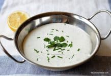 Sos de iaurt cu usturoi, mentă și lămâie pentru friptura de miel (sau de porc, pui) Sos de iaurt cu usturoi, mentă și lămâie pentru friptura de miel sau de porc, vită sau pui reteta savori urbane