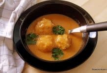 Supă cremă de legume cu perișoare, roșii și ciuperci – în stil italian Supă cremă de legume cu roșii, ciuperci și perișoare fragede reteta in stil italian savori urbane