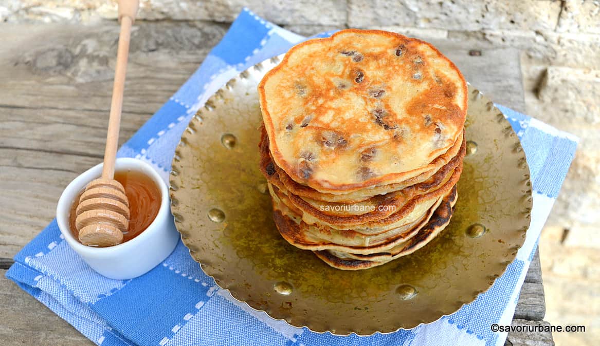 clatite grecesti cu miere iaurt stafide reteta de pancakes pufoase