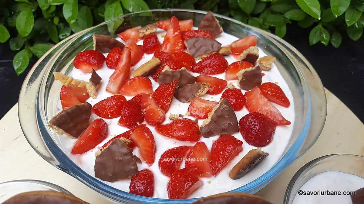 decorare cheesecake capsuni sau zmeura fructe de padure