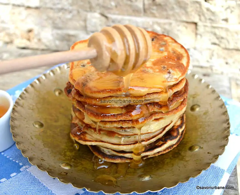 pancakes grecesti clatite pufoase cu iaurt grecesc miere stafide