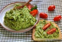 Cremă de avocado cu pătrunjel verde și usturoi – plină de vitamine și nutrienți Cremă de avocado cu pătrunjel verde și usturoi - plină de vitamine și nutrienți reteta savori urbane