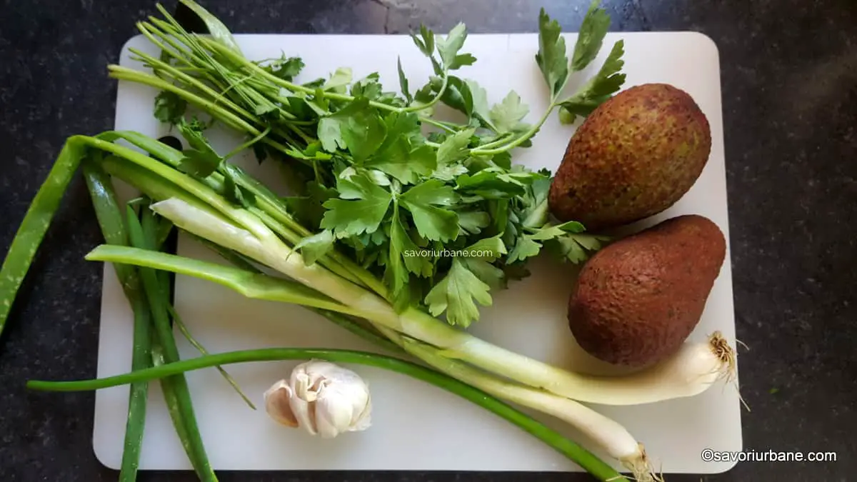 Ingrediente pentru pasta rapidă cu avocado, ceapă verde, pătrunjel și usturoi
