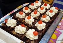 Negresă cu cireșe sau vișine și fulgi de migdale rețeta de brownies cu fructe Negresă cu cireșe sau vișine și fulgi de migdale rețeta de brownies cu fructe savori urbane