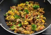 Orez prăjit cu ou și legume în stil asiatic – rețeta de fried rice Orez prăjit cu ou și legume în stil asiatic - rețeta de fried rice savori urbane