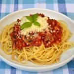 Spaghete milaneze rețeta de paste cu ciuperci, bacon și sos de roșii savori urbane